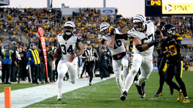 Nov 20, 2022, Pittsburgh, Pennsylvania, USA; Cincinnati Bengals running back Samaje Perine (34) scores a touchdown on a catch and run in the first quarter against the Pittsburgh Steelers at Acrisure Stadium Mandatory Credit: Kareem Elgazzar/The Enquirer-USA TODAY Sports